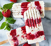 自制美味又漂亮的草莓燕麦片酸奶冰棍