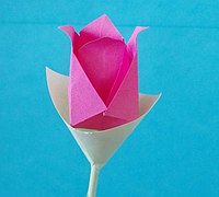 两种颜色的彩纸简单折纸玫瑰花图解